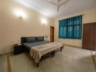 Spacious 5 BHK Apartment in South Delhi - 1