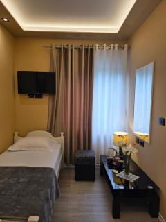 Latifi Guesthouse - 1