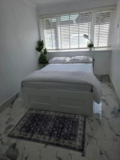 private Guest suit , shower,Kitchenet , free parking - 9