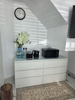 private Guest suit , shower,Kitchenet , free parking - 4