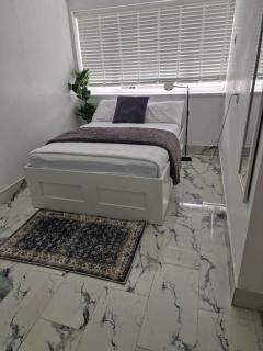 private Guest suit , shower,Kitchenet , free parking - 5
