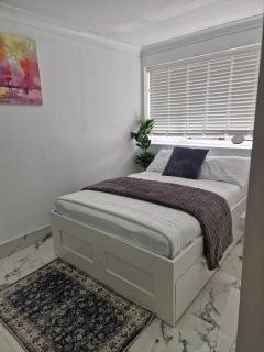 private Guest suit , shower,Kitchenet , free parking - 7