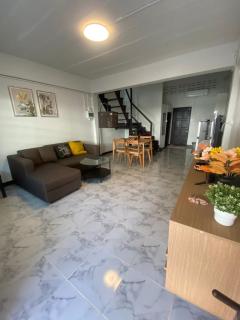 Spacious 2-Story apartment near beach in prime location - 2