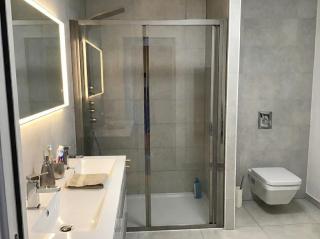 Suite avec 2 chambres d'hôtes pour 1 à 4 personnes avec vue mer, terrasse, parking privé, proche port et aéroport, petit déjeuner inclus - 2
