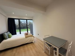 Studio - Sleeps 2 - Free Parking - 2