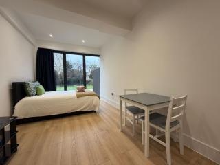 Studio - Sleeps 2 - Free Parking - 4