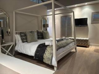 Luxurious 5-Bedroom Villa with Private Pool in Knysna - 6