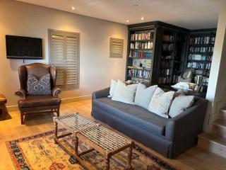 Luxurious 5-Bedroom Villa with Private Pool in Knysna - 3