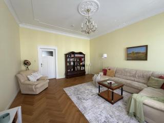 Stadtpalais Belle Etage - historische Villa für 2-8 Pers, 4 SZ, Garage mit E-Ladesäule, nahe Theater und Soletherme - 3