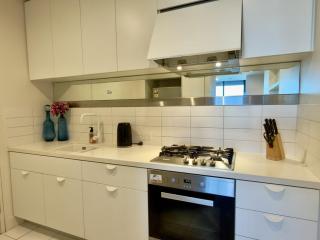 Family-Friendly 2BR Melbourne CBD Skyline View - 1