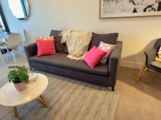 Family-Friendly 2BR Melbourne CBD Skyline View - 4