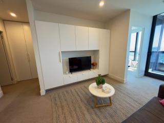 Family-Friendly 2BR Melbourne CBD Skyline View - 5