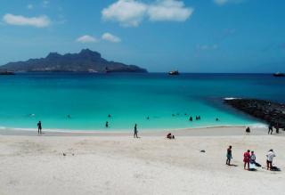 Stylish and Central 2 bed Apartments Near Beautiful Beach - 9