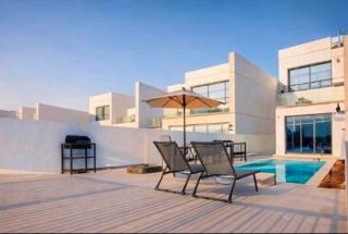 Azure Escape - Swimming Pool with Sea and Mountain view - Al Dana Island Fujairah - 6