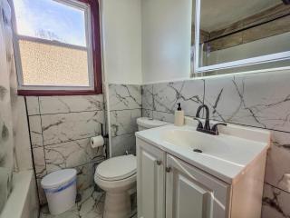 Spacious 3BR Niagara Falls Home with King Bed & Parking 18 Blocks from the Falls - 4