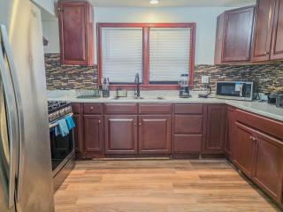 Spacious 3BR Niagara Falls Home with King Bed & Parking 18 Blocks from the Falls - 2