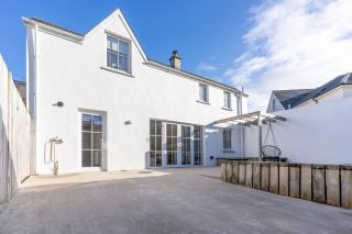 Stylish Portrush Home Near Beach & Golf - 2