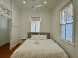 East Brisbane Federation-Style Pool Villa - 5