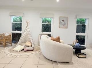 East Brisbane Federation-Style Pool Villa - 2