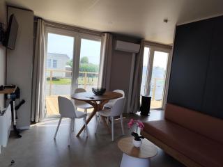 mobil home Num 13 , se situant dans un parc de résidence de loisir proche de la mer - 2