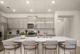 5 BD 4.5 BA Windsor Cay 1137 BI - 5