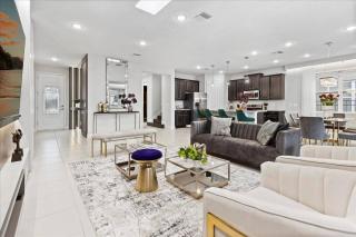 5 Bedrooms 4.5 Bathrooms Encore 7775 WD - 9