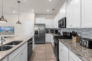 5 Bedrooms 4.5 Bathrooms Solterra 7104 OL - 1