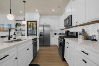 5 Bedrooms 4.5 Bathrooms Solterra 7565 OS - 2