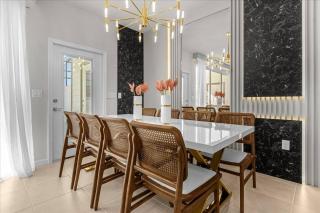 5 Bedrooms 4.5 Baths Windsor Island 4066 LA - 8