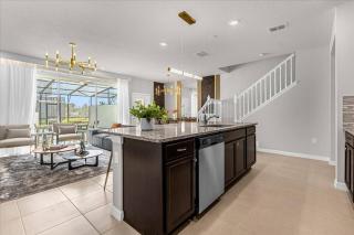 5 Bedrooms 4.5 Baths Windsor Island 4066 LA - 4
