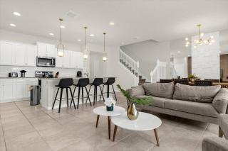 5 Bedrooms 4.5 Baths Windsor Westside 8924 SA - 0