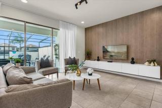 5 Bedrooms 4.5 Baths Windsor Westside 8924 SA - 9