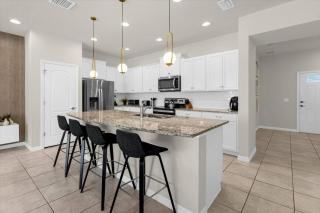 5 Bedrooms 4.5 Baths Windsor Westside 8924 SA - 5