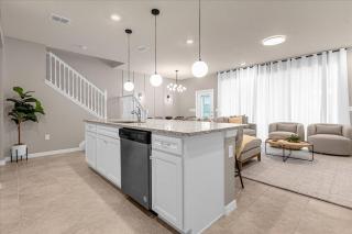 5 Bedrooms 4.5 Bathrooms Windsor Island4070 LA - 2