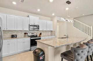 5 Bedrooms 4.5 Bathrooms Windsor Island 876 PD - 6