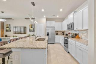 5 Bedrooms 4.5 Bathrooms Windsor Island 876 PD - 4