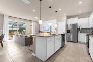 5 Bedrooms 4.5 Bathrooms Windsor Island3902 LA - 3