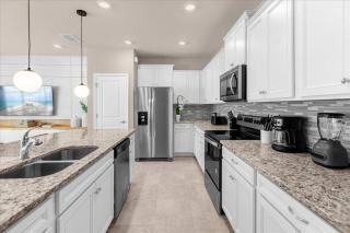 5 Bedrooms 4.5 Bathrooms Windsor Island3902 LA - 2