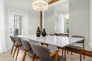 5 Bedrooms 4 Bathrooms Windsor Island 4310 LA - 3