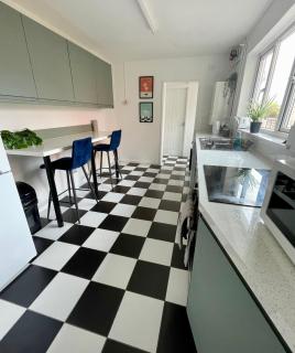 Petal House, Gloucester - Large, Spacious and charming - 4