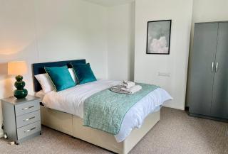 Petal House, Gloucester - Large, Spacious and charming - 1