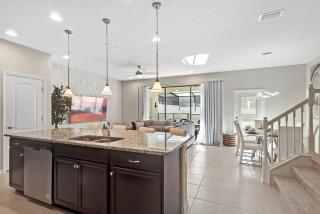 5 Bedrooms4.5 BathroomsWindsor Westside 2402TD - 1