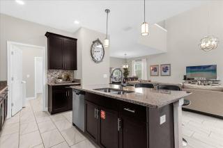 5 Bedrooms 5 Bathrooms Storey Lake 4762KC - 2
