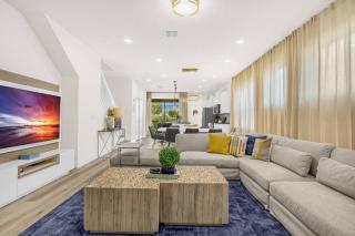 5 Bedrooms5.5 BathroomsWindsorWestside 8973 RS - 0