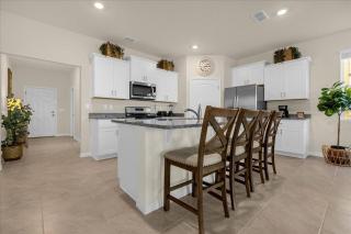 6 Bedrooms 4.5 Bathrooms Solterra 7639 OL - 7