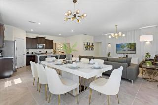 6 Bedrooms 5.5 Bathrooms Solterra 7623 OL - 7