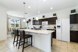 7 Bedrooms 4.5 Bathorroms Crystal Cove 4731 BD - 3