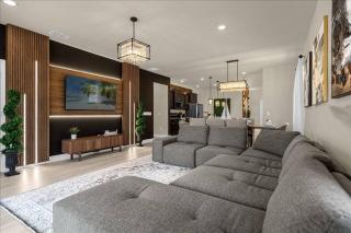 7 Bedrooms 5.5 Baths Windsor Island 3775 LA - 8