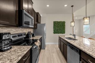 7 Bedrooms 5.5 Baths Windsor Island 3775 LA - 1