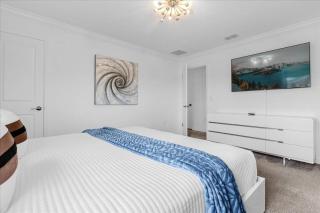 5 Bedrooms 4 Bathrooms Storey Lake 3019 PL - 8